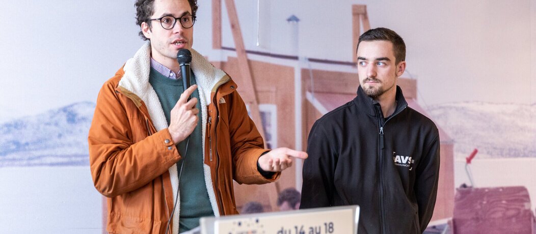 Benoît, aux côtés de son directeur Arthur Deballon
