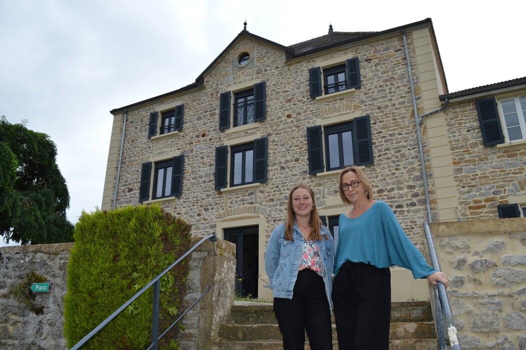 Photo de la demeure des Arbillons avec Elisa Desmurs et Céline Guillaume