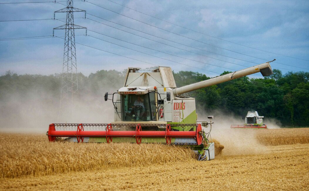 Photo d'une moissonneuse batteuse en Bourgogne Franche-Comté