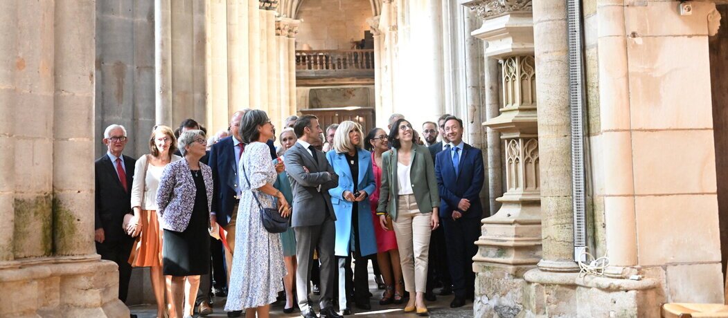 Photo de Marie-Guite Dufay et Rima Abdul Malak au coeur de la collégiale