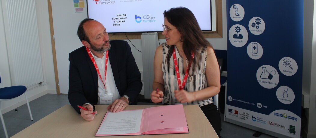 Photo de la signature convention de partenariat