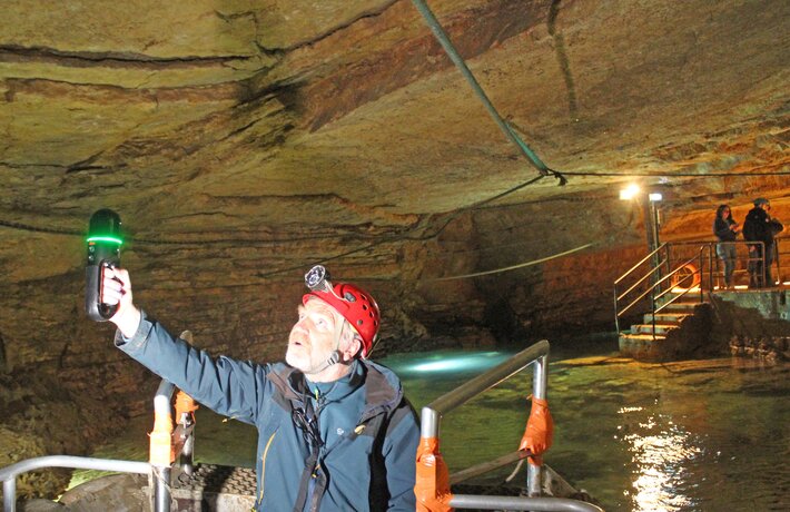 Photo de Christophe Durlet scannant la grotte de Bèze