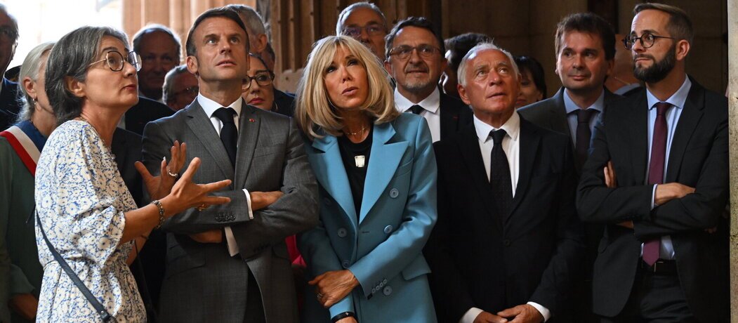 Photo de Celine Duchesne guidant le couple présidentiel au sein de la collégiale Notre-Dame à Semur-en-Auxois