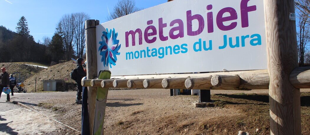 Panneau de bienvenue : " Métabief, montagnes du Jura "