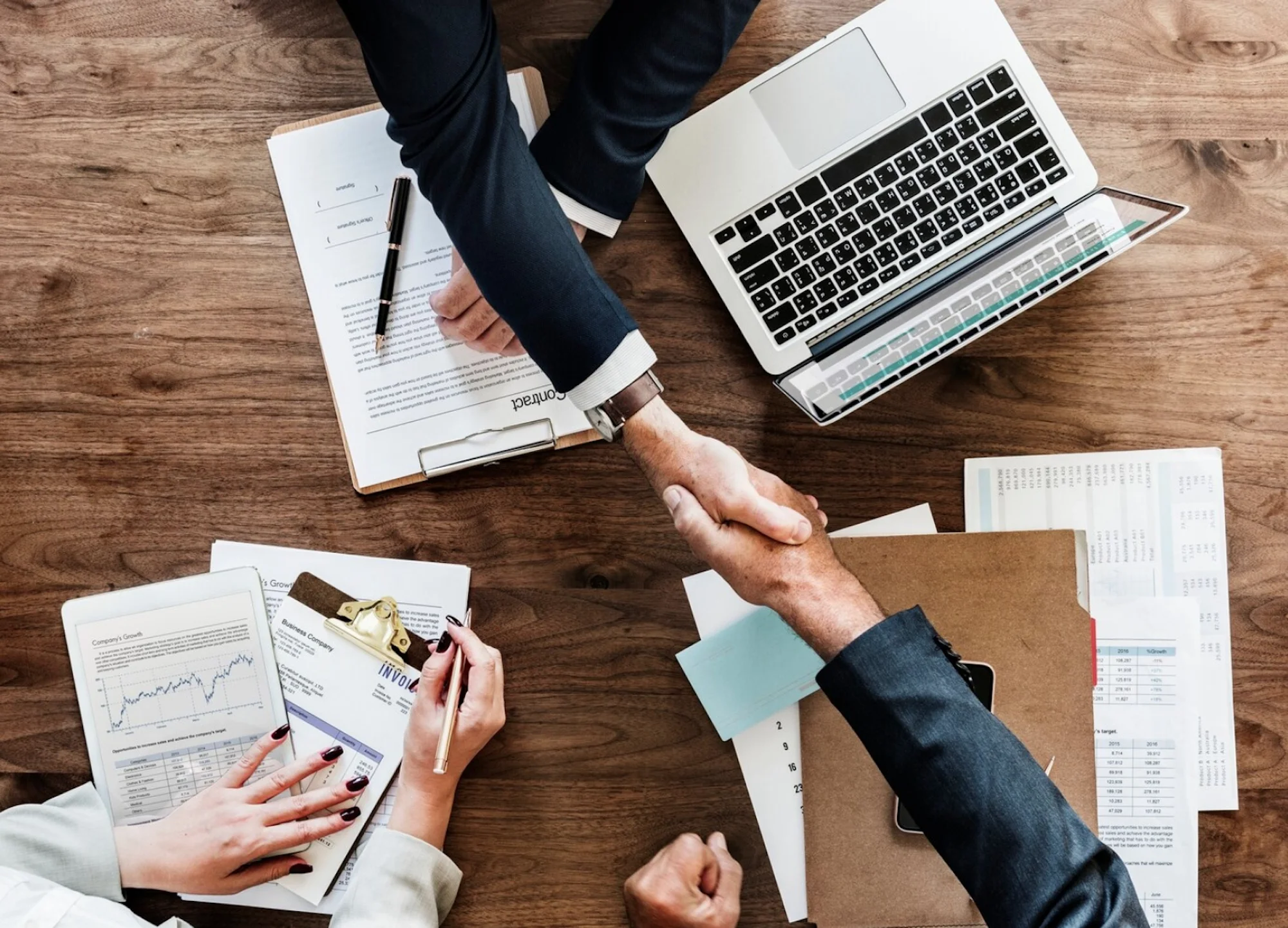 Photo de plusieurs personnes faisant affaires