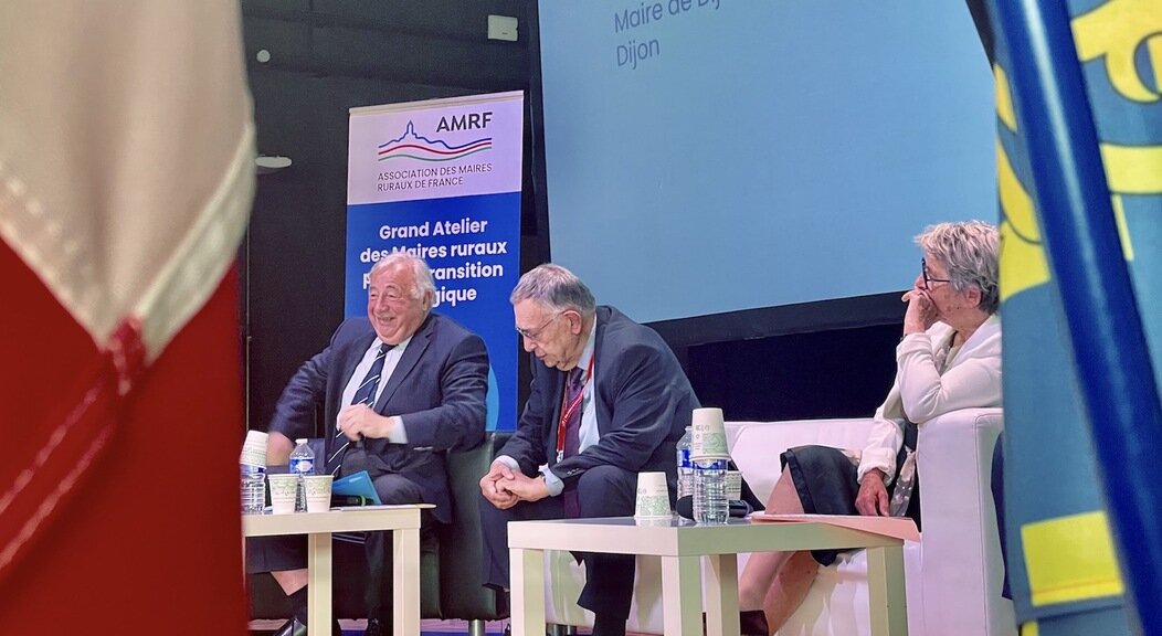 Photo du président du Sénat et le président de l'AMRF 21 avec la présidente de la région BFC