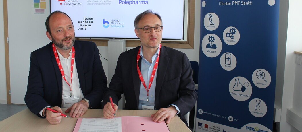 Photo de la signature convention de partenariat