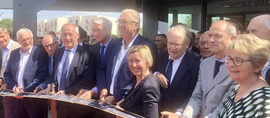 Photo d'Emmanuelle Andreani avec les élus et les grands mécènes