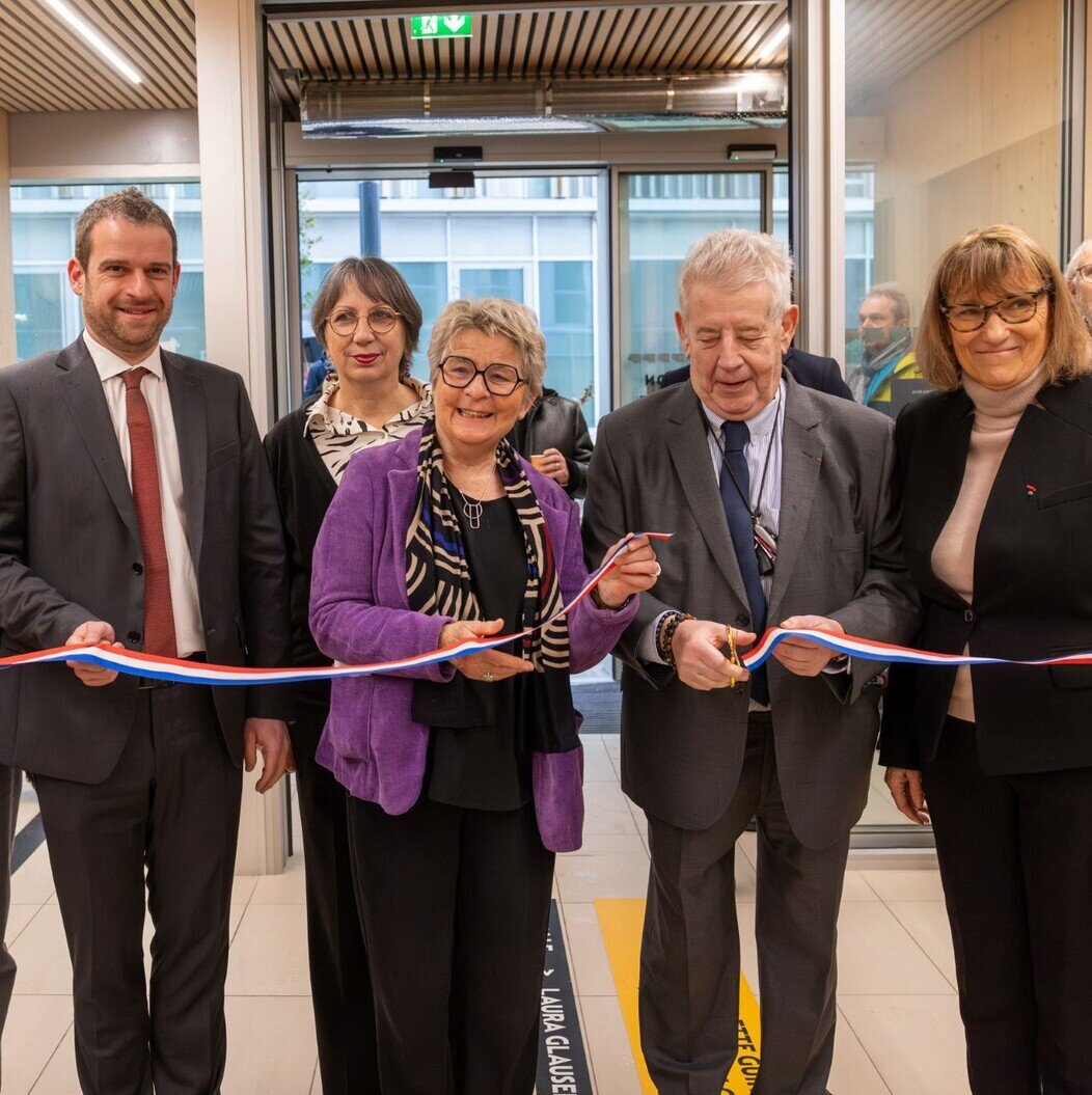 Coupure de ruban inaugurant officiellement le bâtiment de la région