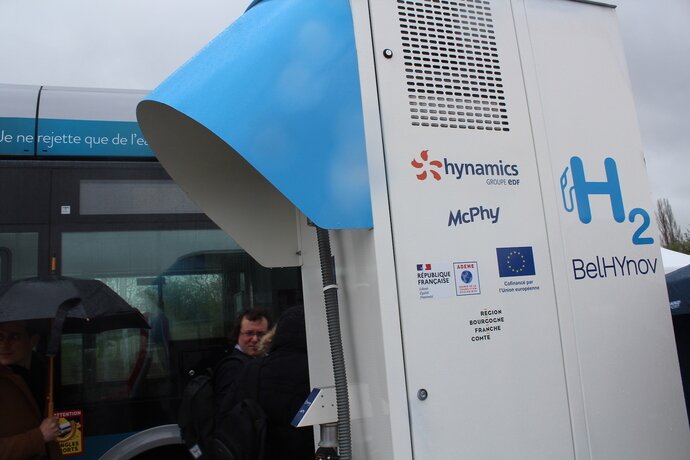 Photo d'un bus à hydrogène près d'une borne de recharge