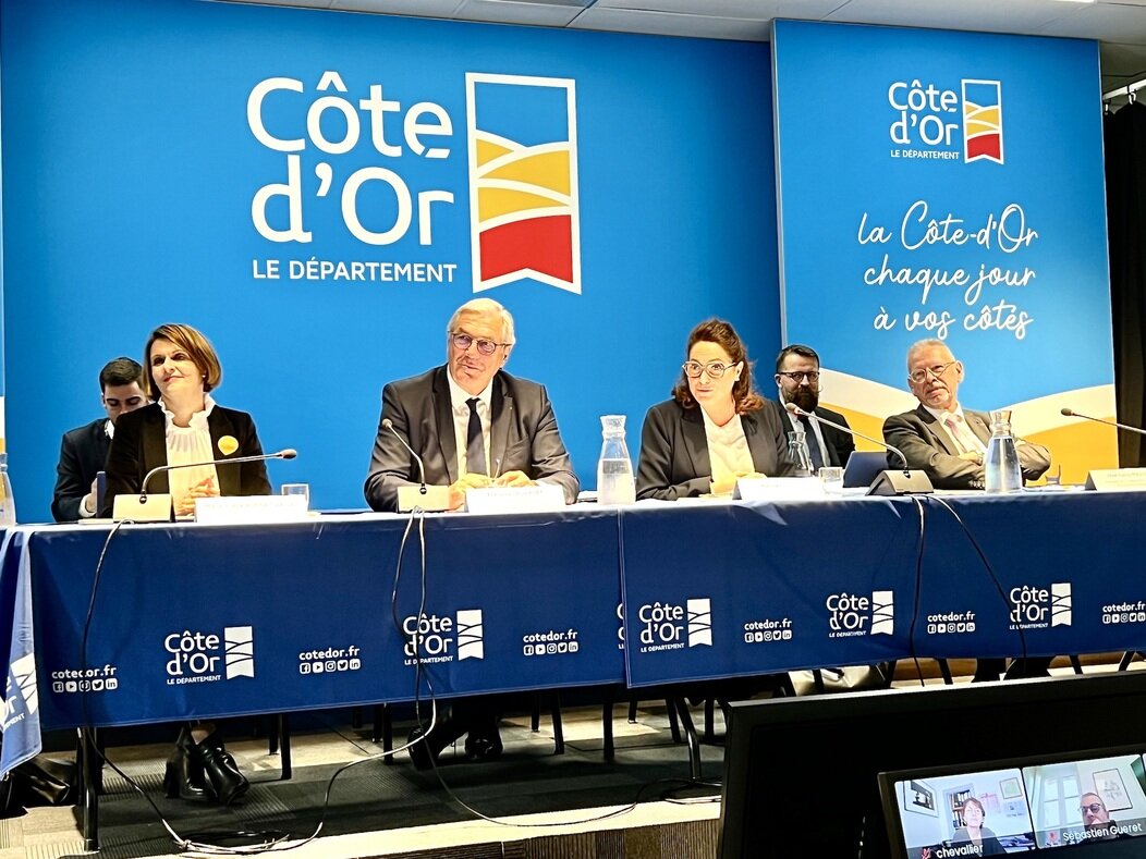 Photo de Marie-Claire Bonnet, François Sauvadet, Marina Ferrari et Jean-Louis Masson