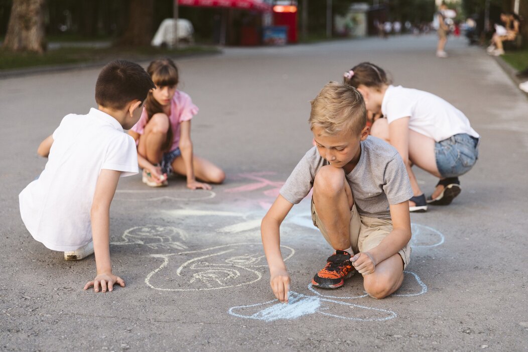 Photo d'enfants dessinant à la craie