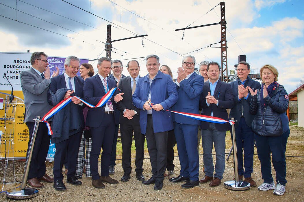 Photo de l'inauguration de la ligne avec les élus locaux et les parlementaires et les représentants des filiales du groupe SNCF