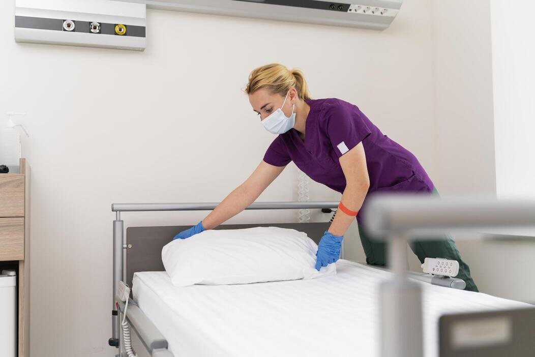 Photo d'un personnel médical préparant un lit d'hôpital