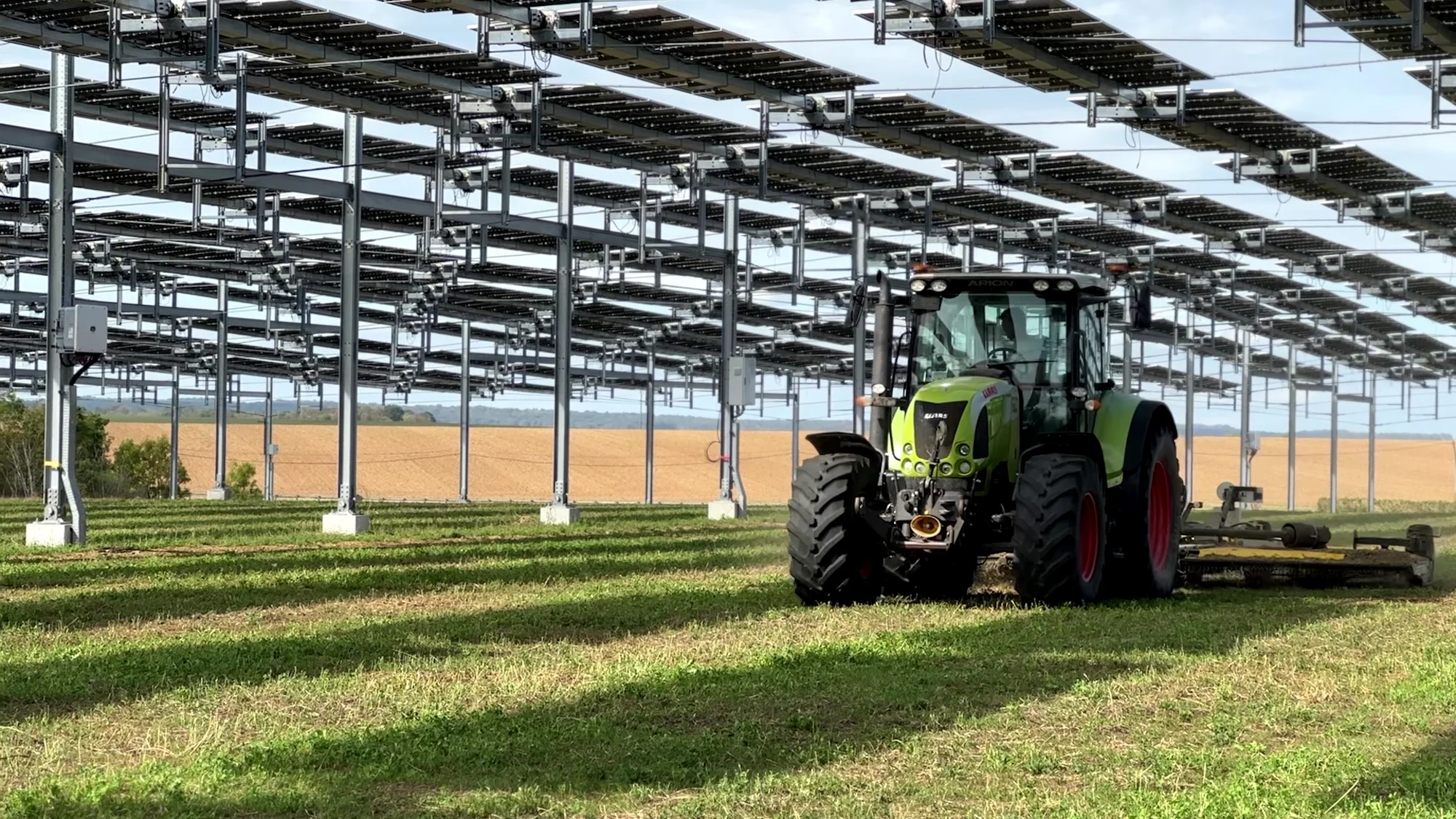 Photo des panneaux photovoltaïques à cinq mètres du sol