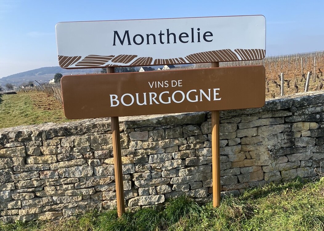 Photo d'un nouveau panneau dans les vignobles bourguignons