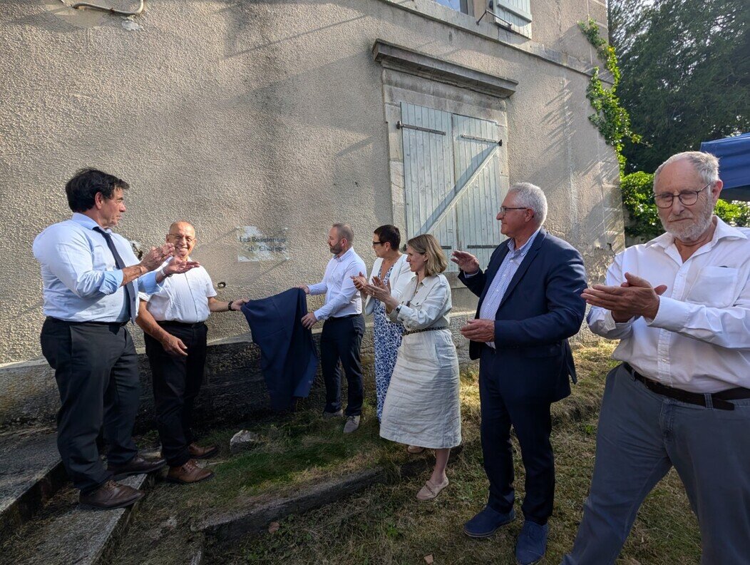 Représentants d'Habitat 25, de Néolia et les élus locaux