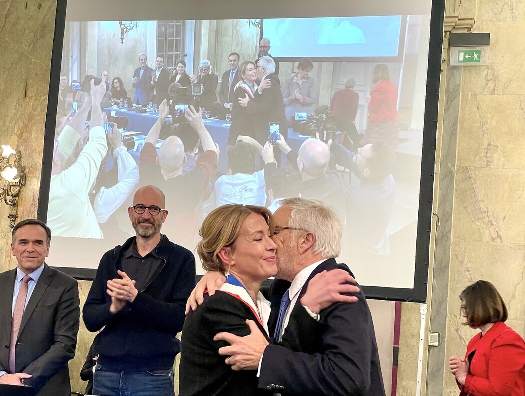 Photo de Nathalie Koenders félicitée par François Rebsamen