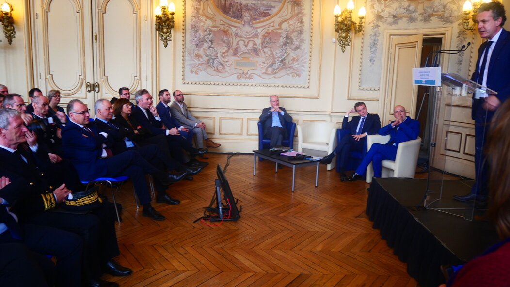 Photo de Christophe Béchu et élus icaunais à l'hôtel de ville de Sens