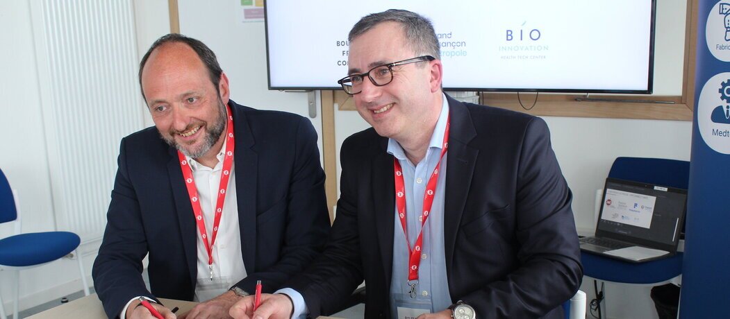 Photo de la signature convention de partenariat