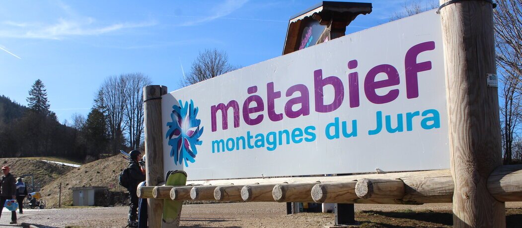 Panneau de bienvenue : " Métabief, montagnes du Jura "