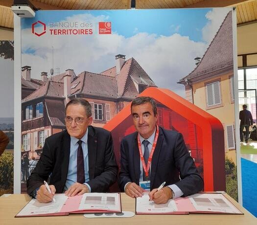 Photo de la signature du contrat de prêt pour Grand Besançon Métropole