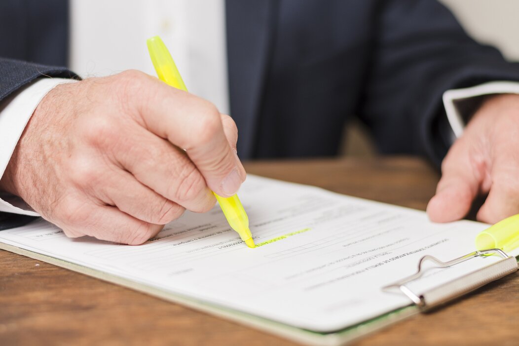 Photo d'un homme d'affaires écrit sur un document