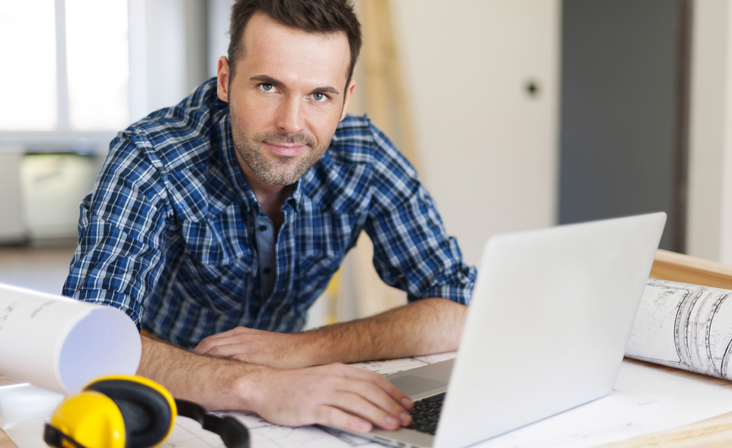 Photo d'une personne travaillant sur son ordinateur portable