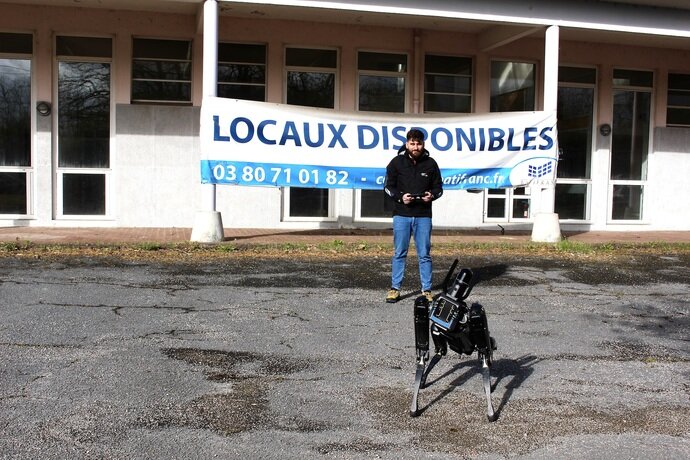 Photo d'Hugo Parent avec le « chien robot »