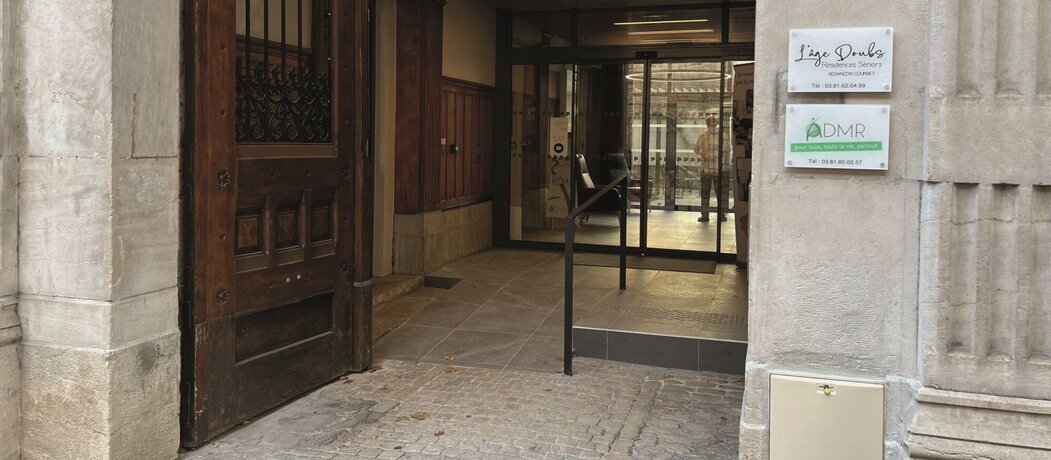 Photo de l'entrée de la résidence senior