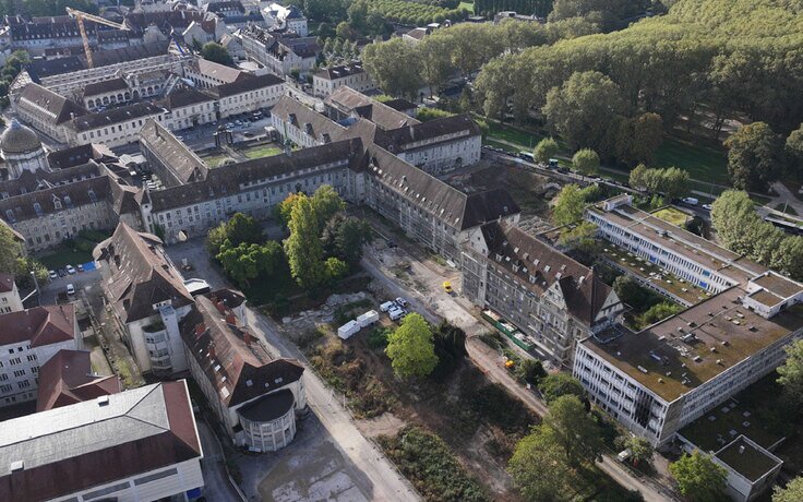 Vue par drone de la déconstruction du vaste ensemble hospitalier