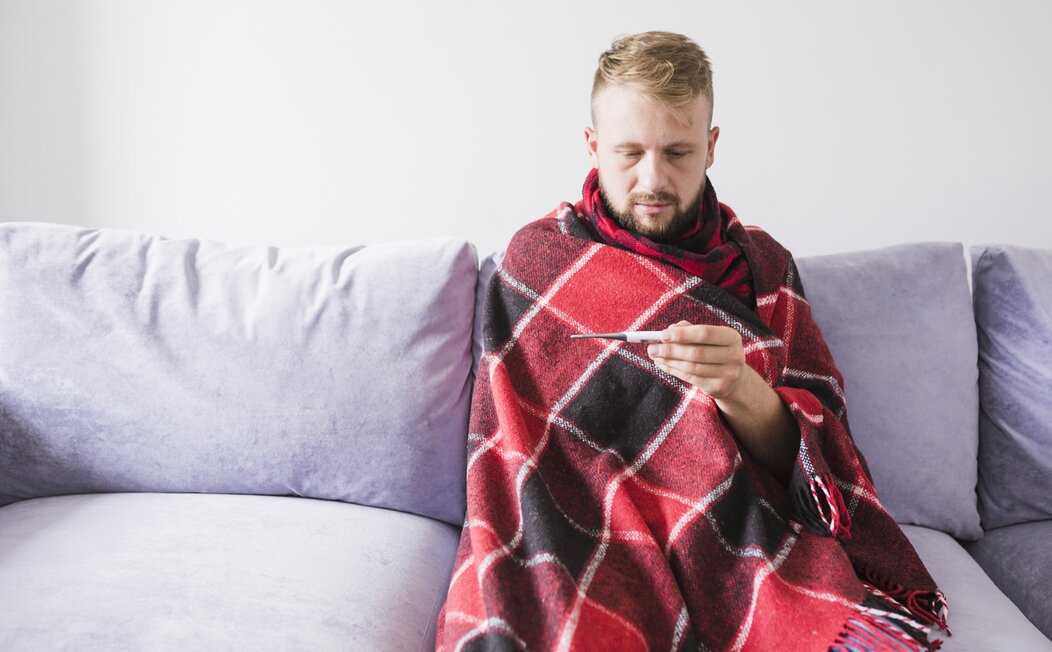 Photo d'une personne malade avec une couverture