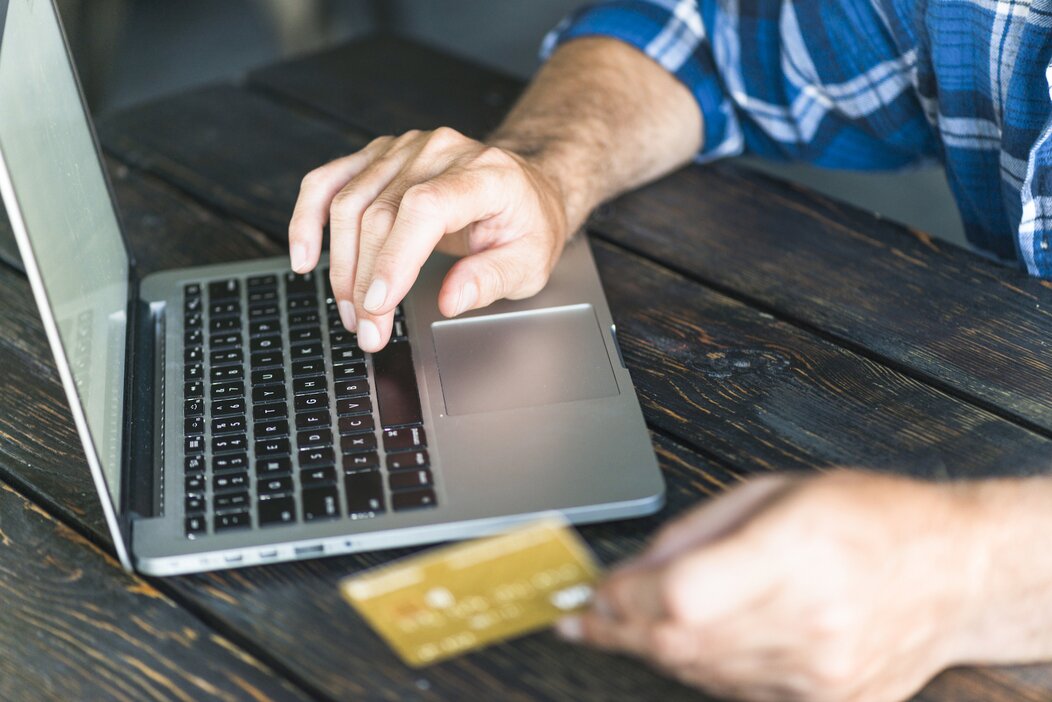 Photo d'une personne utilisant un ordinateur portable avec carte de crédit