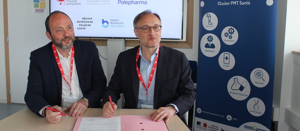 Photo de la signature convention de partenariat