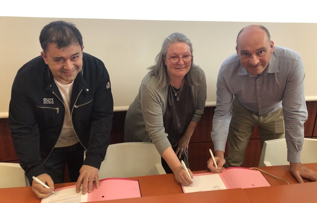 Photo de la signature de la convention entre les représentants des buralistes et la CCI métropole de Bourgogne