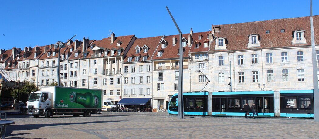 Place de la révolution : le minéral bientôt détrôné