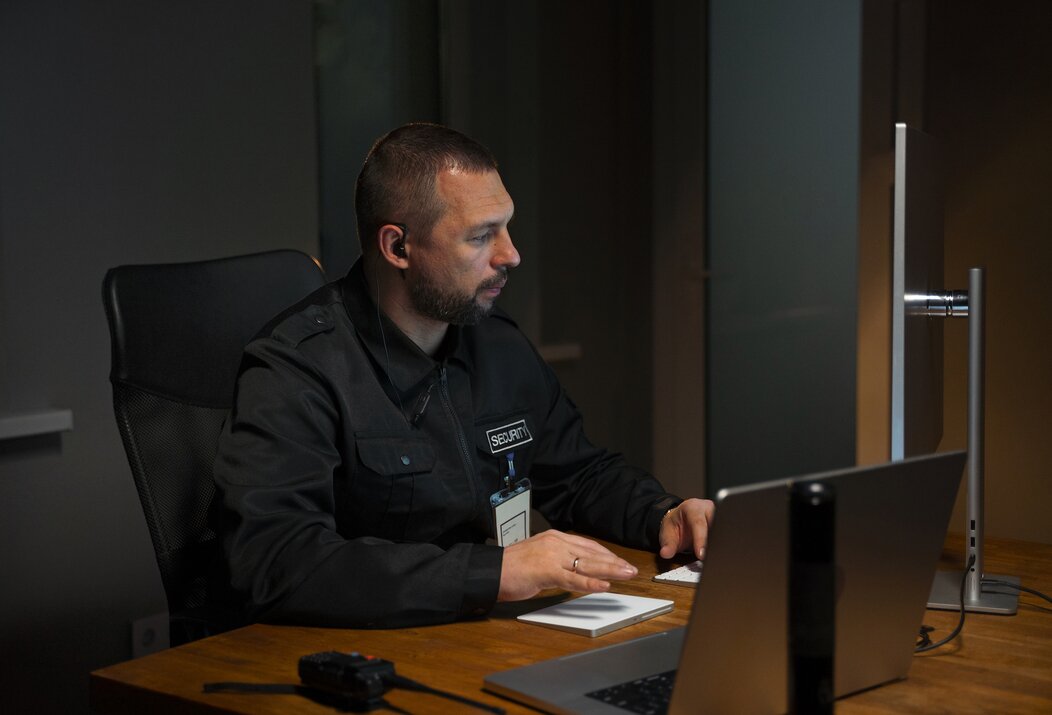 Photo d'un agent de sécurité travaillant sur un ordinateur