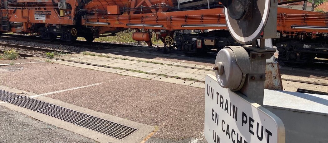 Photo des travaux sur l'engin au passage à niveau