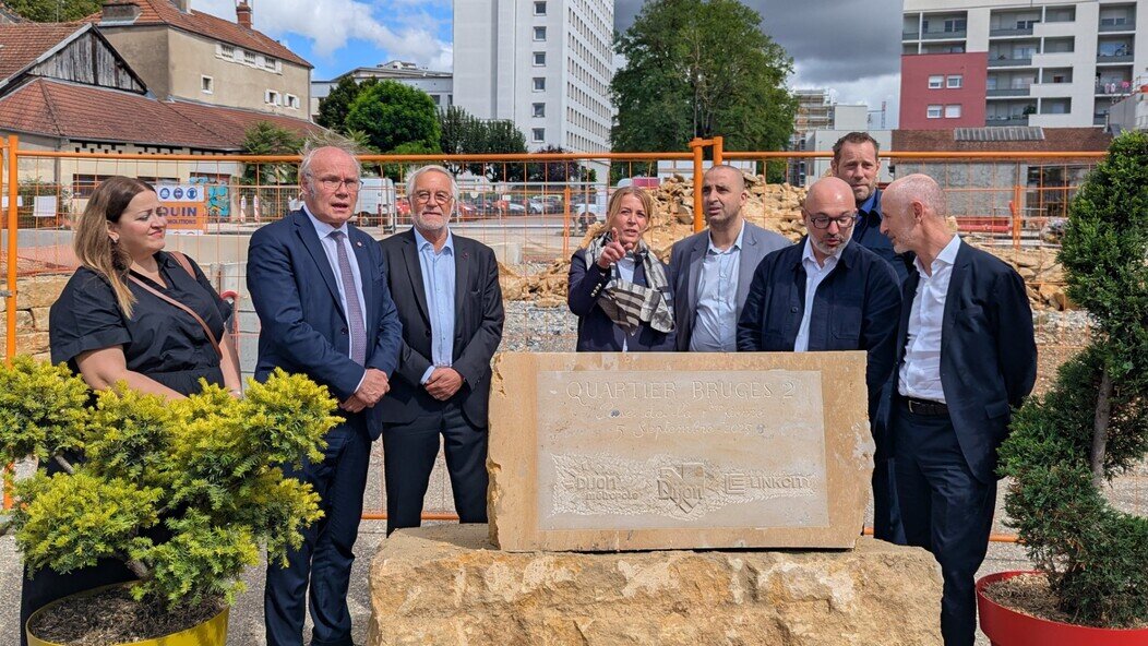 Photo de la première pierre du futur quartier à deux pas de l'Ouche et du canal de Bourgogne