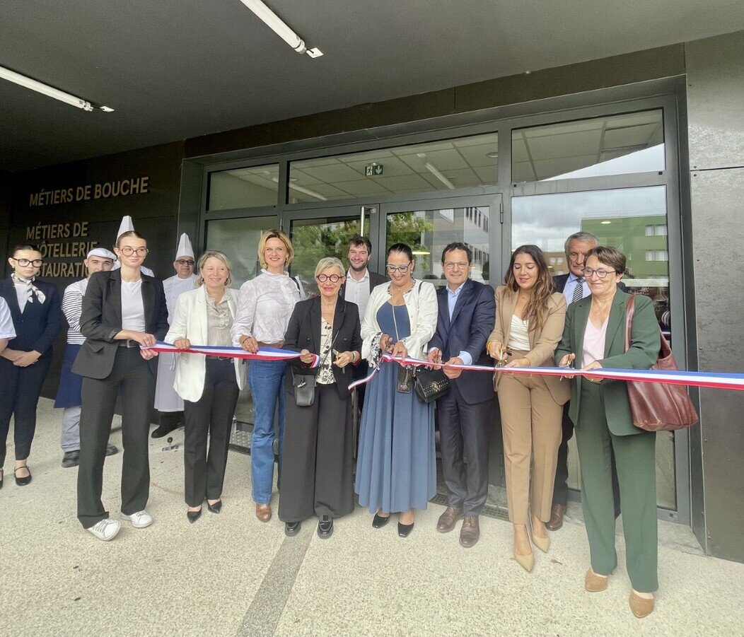 Photo de la coupure de ruban avec les officiels